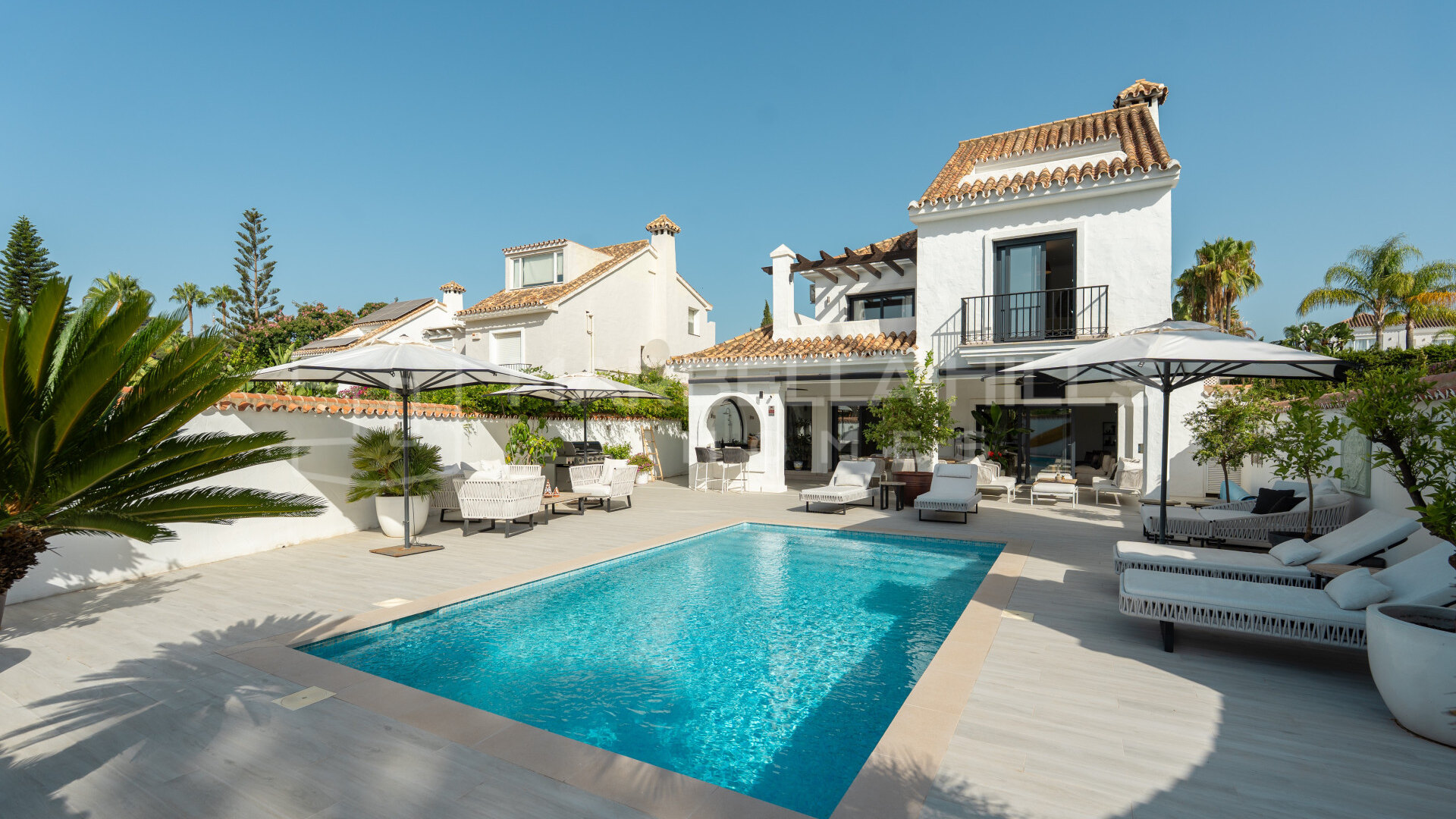 Contemporary villa for sale in Parcelas del Golf, Nueva Andalucía