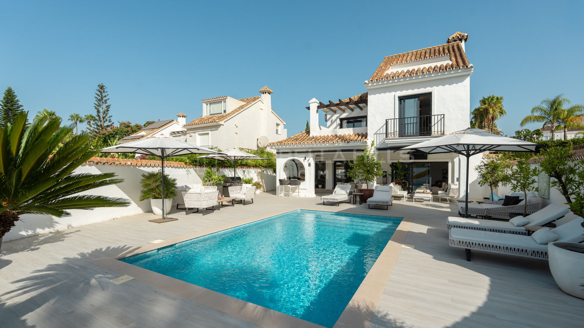 Contemporary villa for sale in Parcelas del Golf, Nueva Andalucía