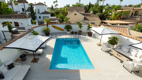 Contemporary villa for sale in Parcelas del Golf, Nueva Andalucía