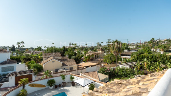 Contemporary villa for sale in Parcelas del Golf, Nueva Andalucía