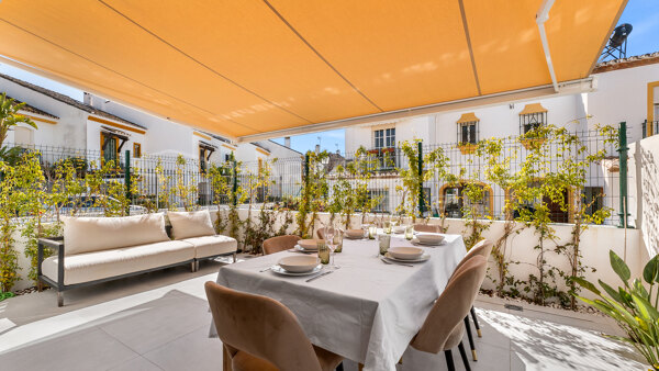 Komplett renoviertes Reihenhaus mit 4 Schlafzimmern zum Verkauf in El Campanario, Estepona Ost