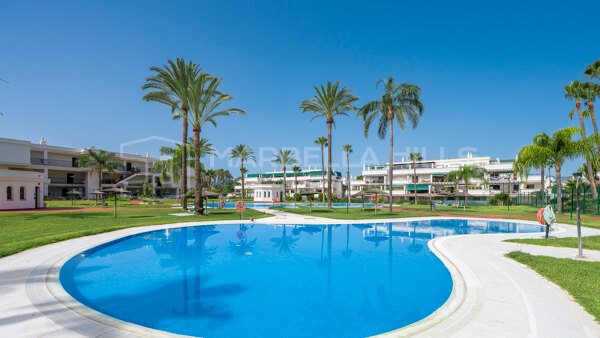 Investment Apartment for Sale in Lorcrimar, Nueva Andalucía – Walking Distance to the Beach