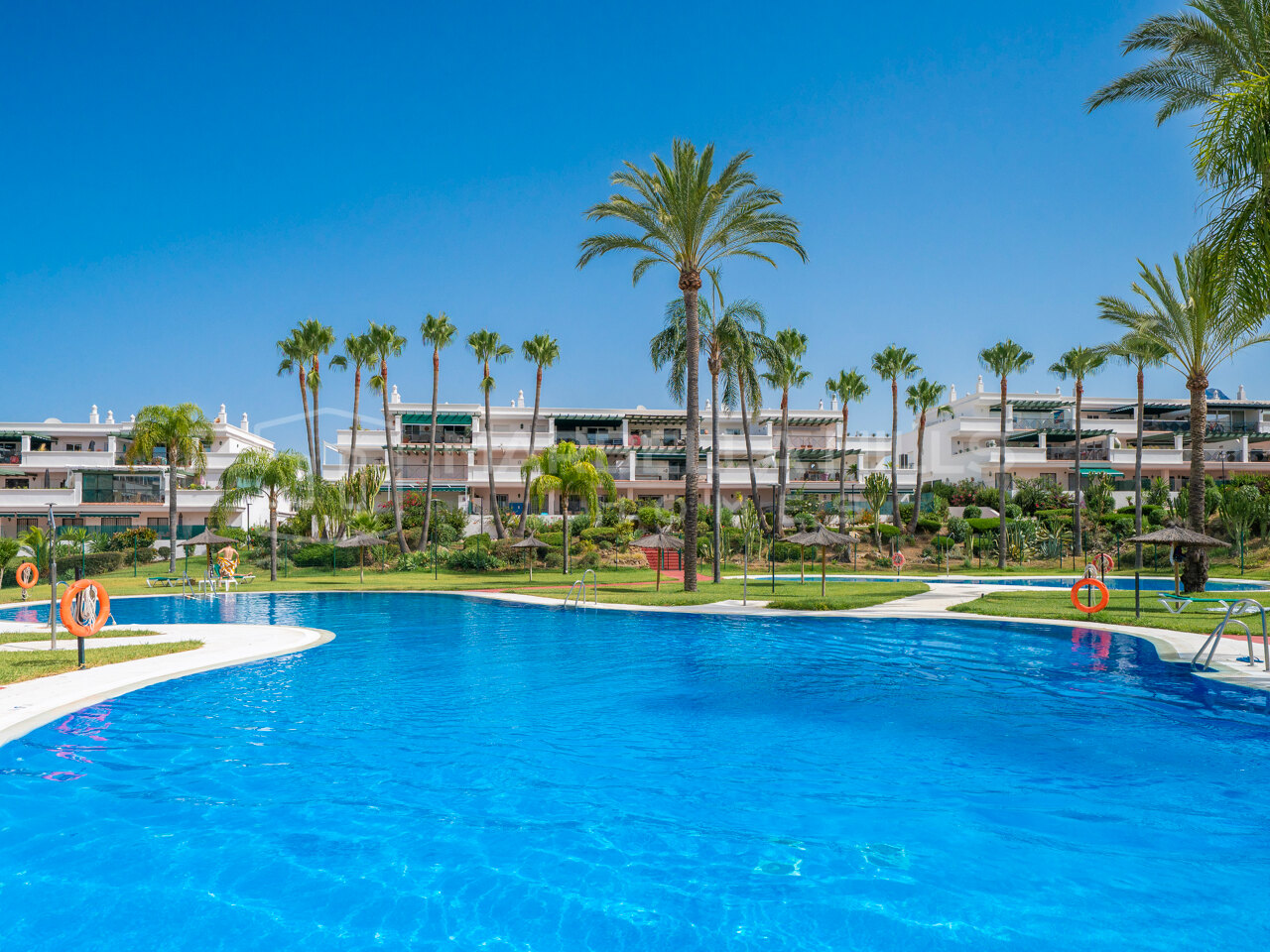 Investment Apartment for Sale in Lorcrimar, Nueva Andalucía – Walking Distance to the Beach