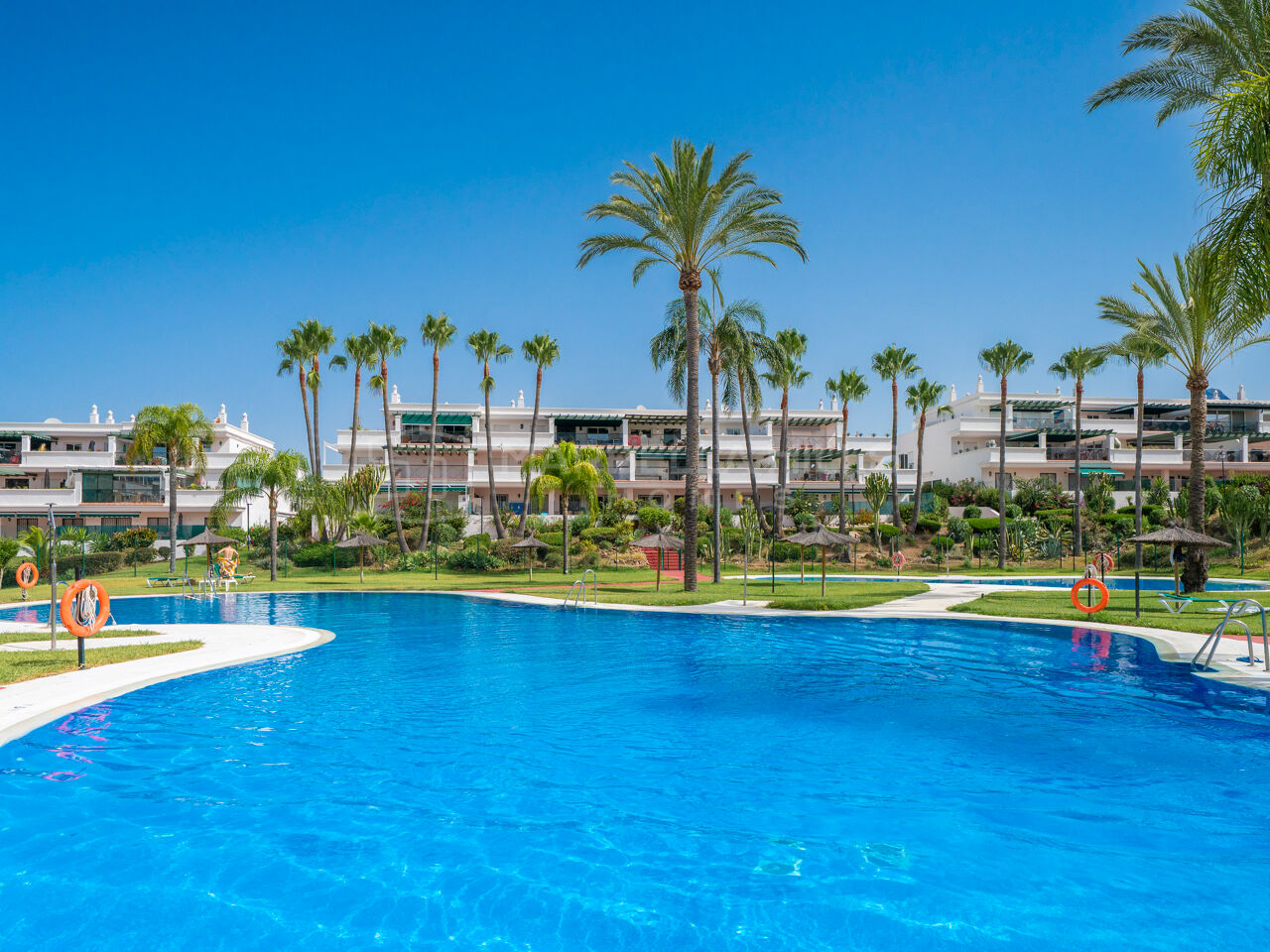 Apartamento de inversión en venta en Lorcrimar, Nueva Andalucía, a poca distancia de la playa