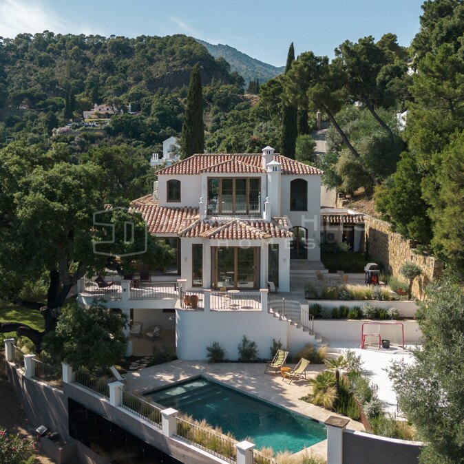 Villa de luxe rénovée à vendre à El Madroñal avec vue panoramique sur la mer et domaine privé de 9 226 m²