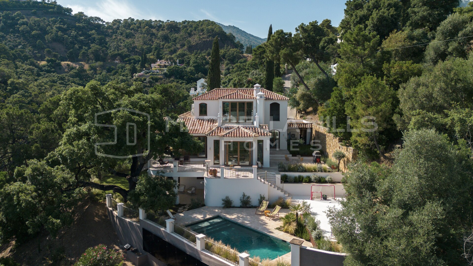Villa de luxe rénovée à vendre à El Madroñal avec vue panoramique sur la mer et domaine privé de 9 226 m²