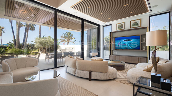 Villa contemporaine de luxe neuve en front de mer à Cortijo Blanco, San Pedro de Alcántara