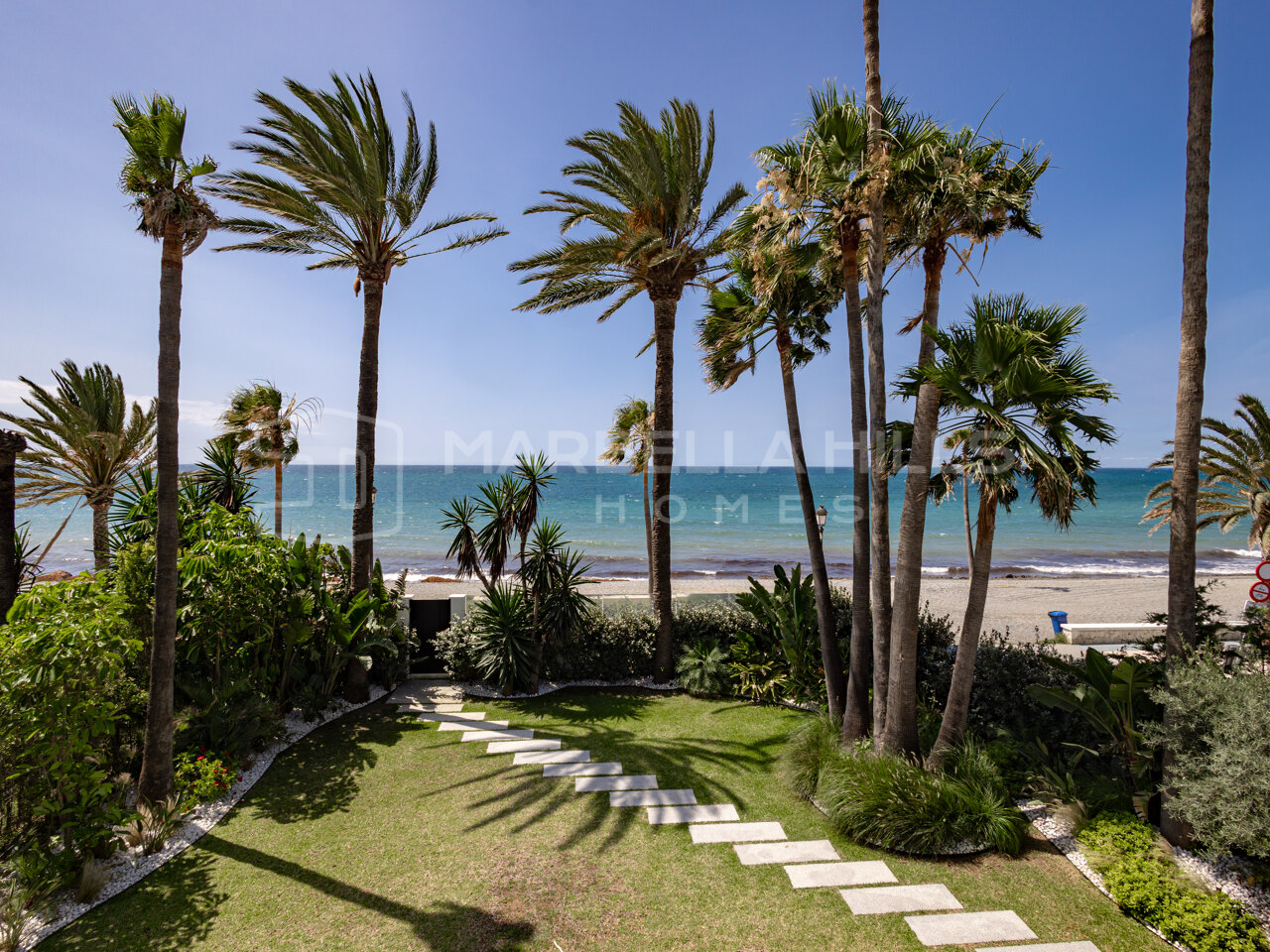 Moderne Neubau-Luxusvilla in erster Strandlinie in Cortijo Blanco, San Pedro de Alcántara