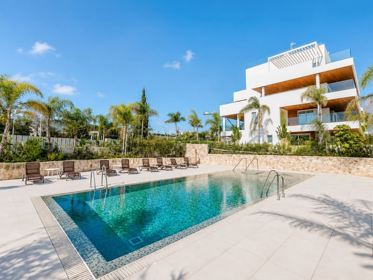 Contemporary 3 Bedroom Apartment for Sale in Benalús, Marbella Golden Mile