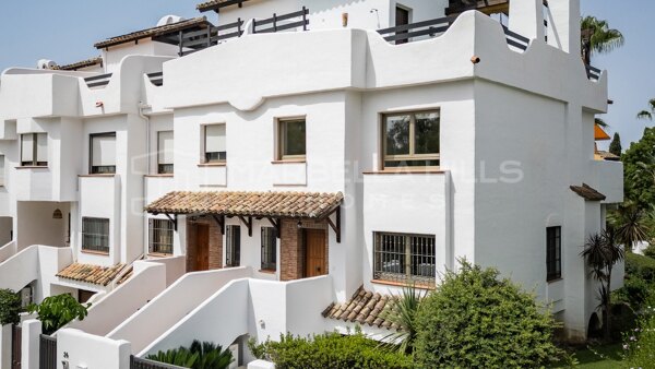 Maison mitoyenne rénovée à vendre à La Meridiana, Golden Mile de Marbella