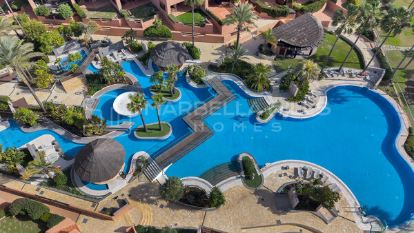 Strandnahes Gartenapartment direkt am Meer zum Verkauf in Mar Azul, New Golden Mile, Estepona