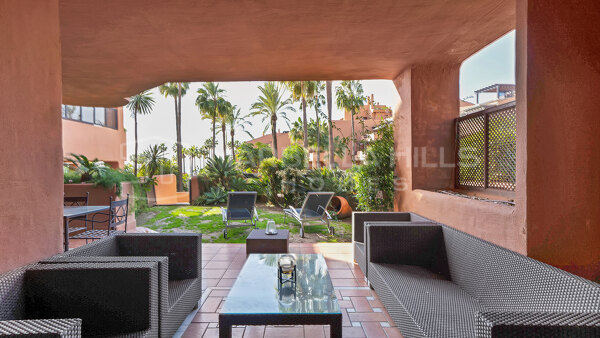 Strandnahes Gartenapartment direkt am Meer zum Verkauf in Mar Azul, New Golden Mile, Estepona