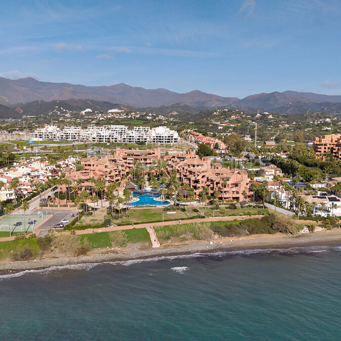 Appartement avec jardin en première ligne de mer à vendre à Mar Azul, New Golden Mile, Estepona