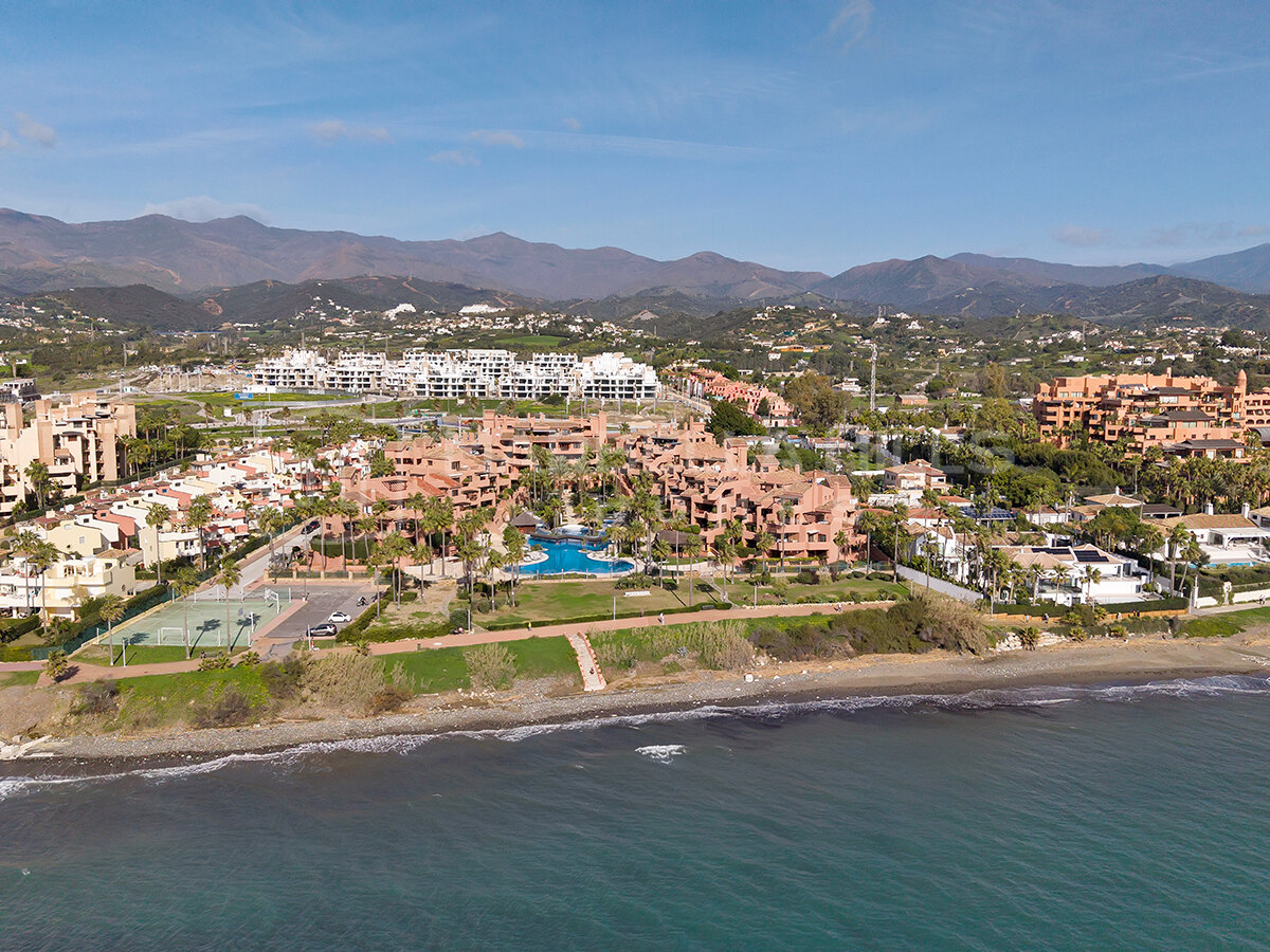 Appartement avec jardin en première ligne de mer à vendre à Mar Azul, New Golden Mile, Estepona