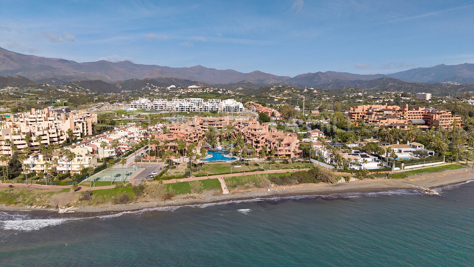 Appartement avec jardin en première ligne de mer à vendre à Mar Azul, New Golden Mile, Estepona