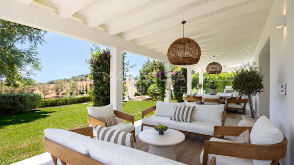 Contemporary Andalusian Style Frontline Golf Villa with Tourist Licence for Sale in El Paraíso, Benahavís