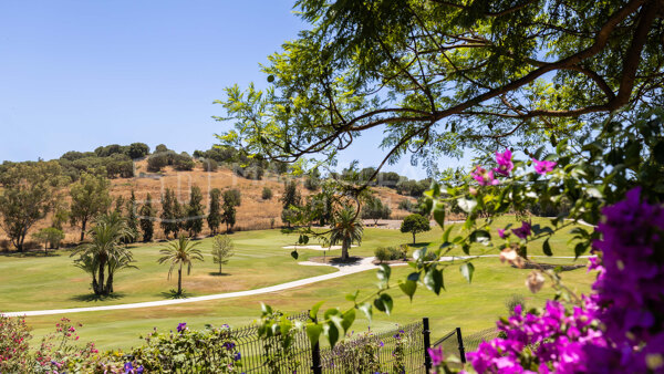 Contemporary Andalusian Style Frontline Golf Villa with Tourist Licence for Sale in El Paraíso, Benahavís