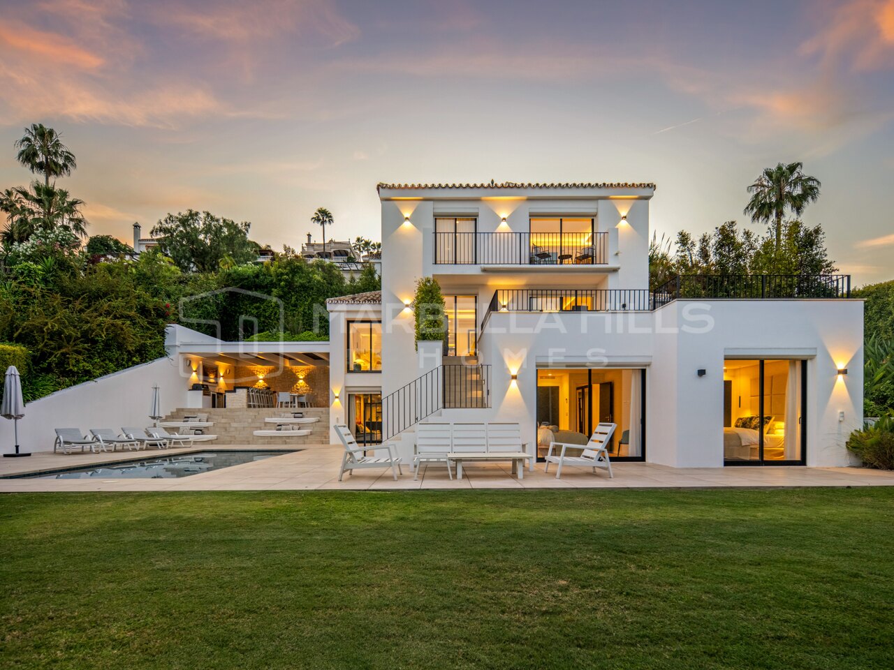 Moderne Villa mit 5 Schlafzimmern zum Verkauf in Los Naranjos Hill Club, Nueva Andalucía