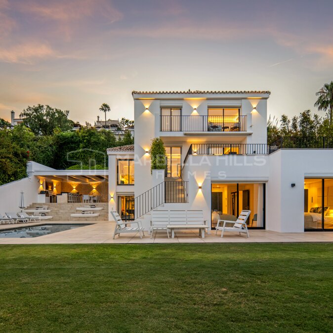 Contemporary 5 Bedroom Villa for Sale in Los Naranjos Hill Club, Nueva Andalucía