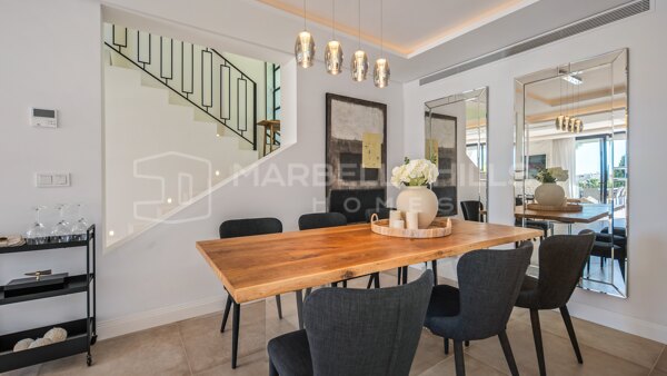 Contemporary 5 Bedroom Villa for Sale in Los Naranjos Hill Club, Nueva Andalucía