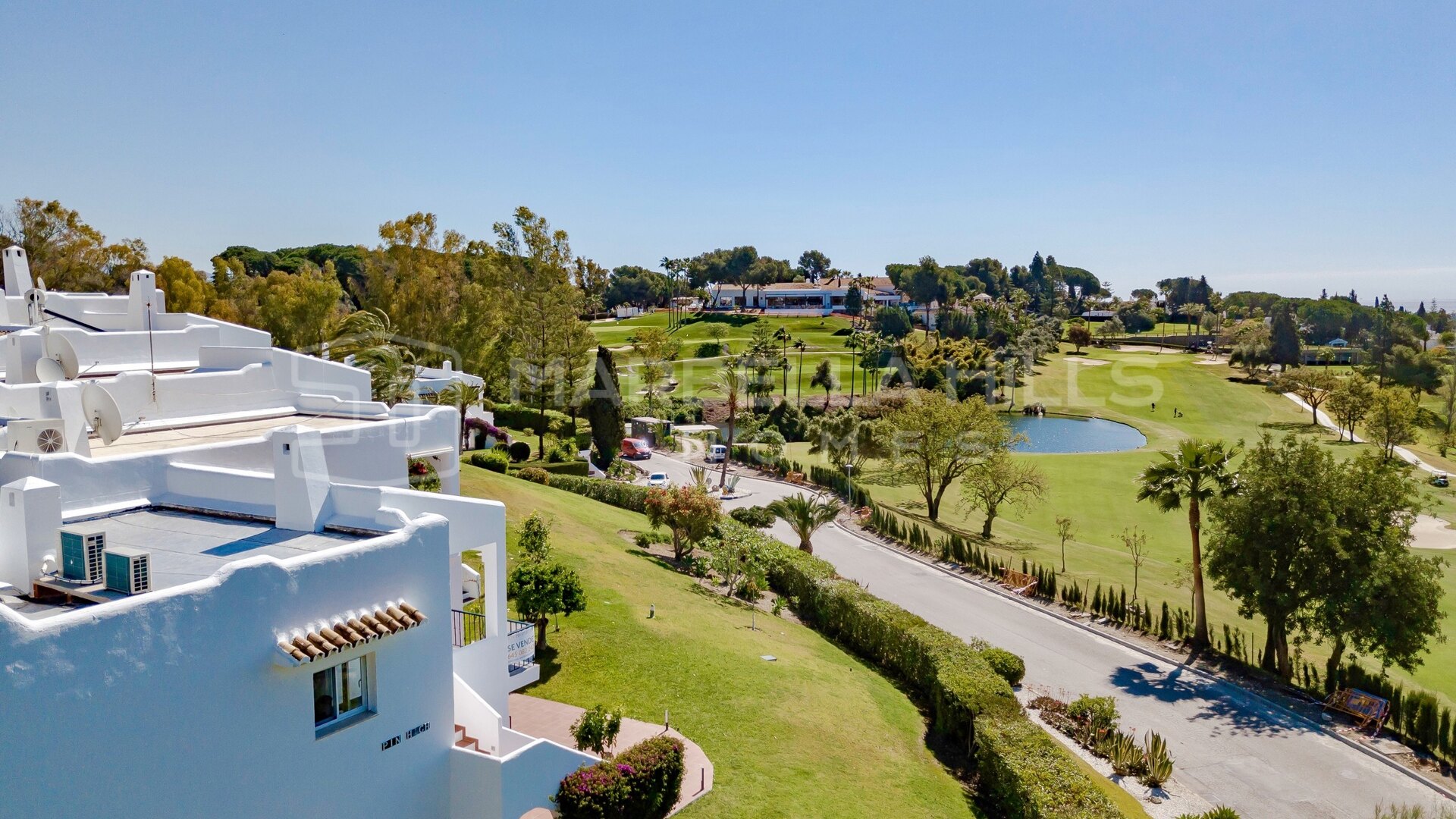 Maison de ville en première ligne de golf à vendre à La Retranca, Nueva Andalucía