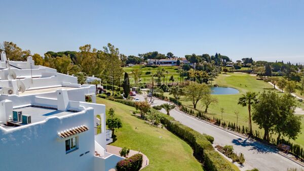 Maison de ville en première ligne de golf à vendre à La Retranca, Nueva Andalucía
