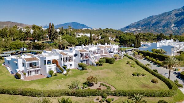 Maison de ville en première ligne de golf à vendre à La Retranca, Nueva Andalucía