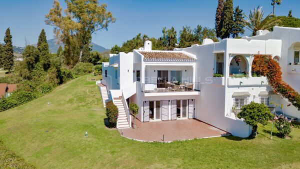 Maison de ville en première ligne de golf à vendre à La Retranca, Nueva Andalucía