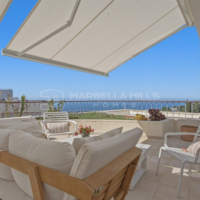 Ático con vistas al mar en venta en Los Altos de los Monteros, Marbella Este