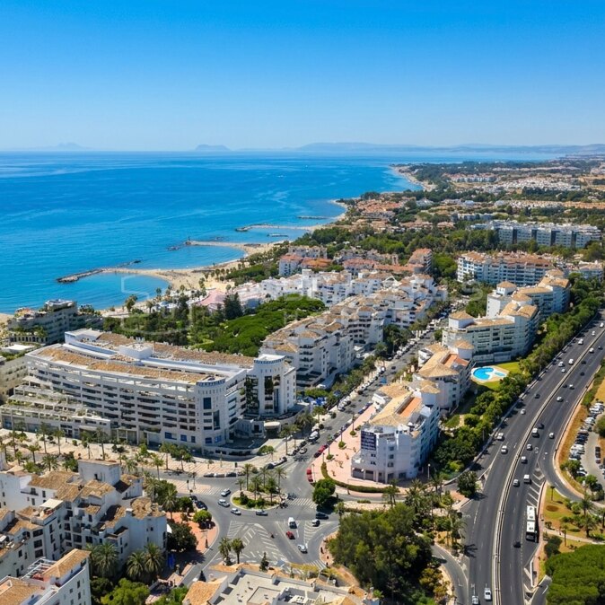 Apartamento en primera línea de playa en venta en Playas del Duque, Puerto Banús, Marbella