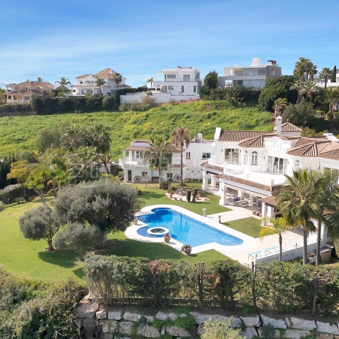 Elegant 7-Bedroom Villa for Sale in Nueva Andalucía with Panoramic Golf and Sea Views
