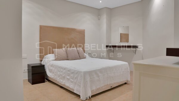 Elegant 7-Bedroom Villa for Sale in Nueva Andalucía with Panoramic Golf and Sea Views