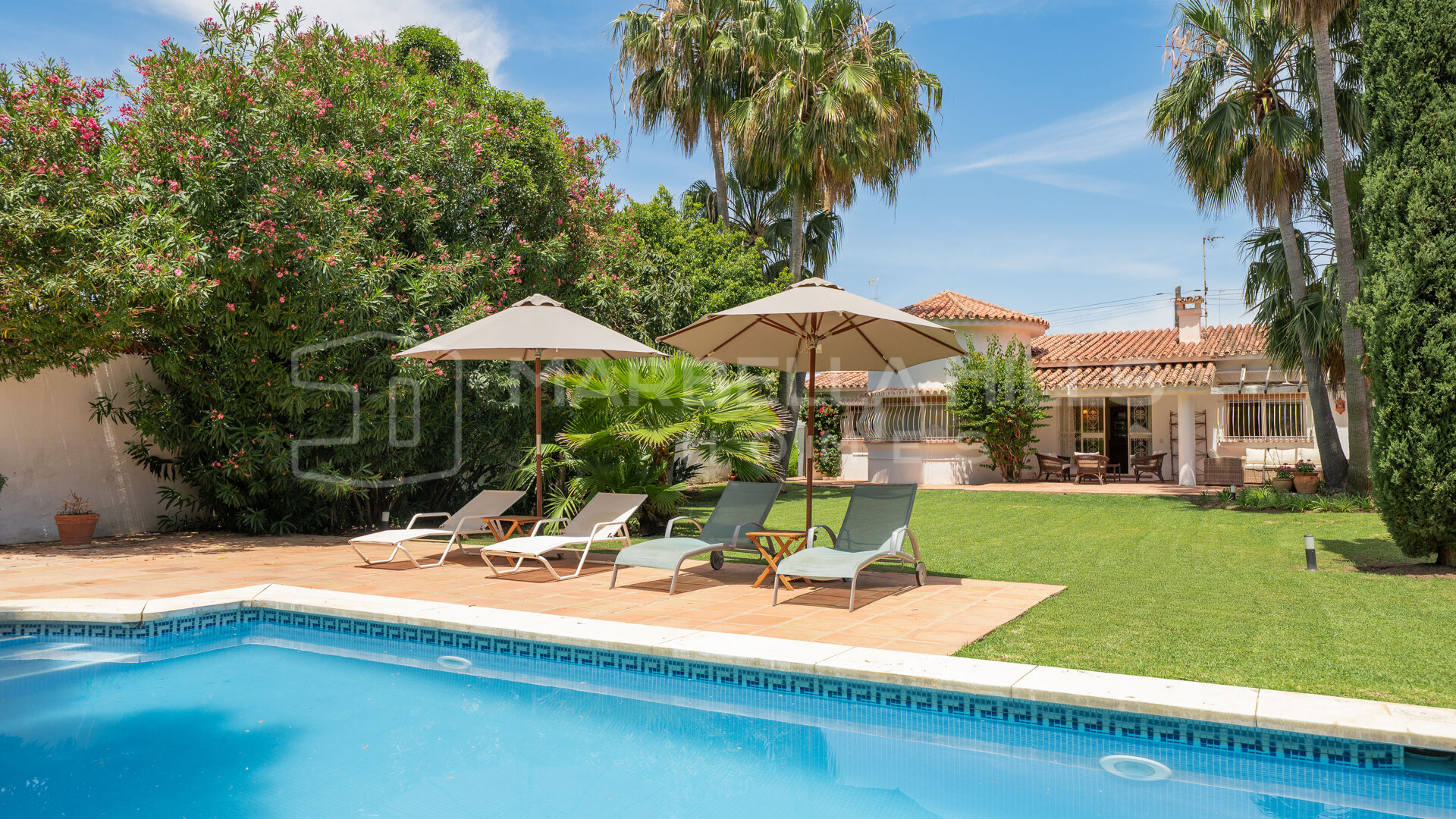 Strandnahe Villa mit großem Renovierungspotenzial in San Pedro Playa