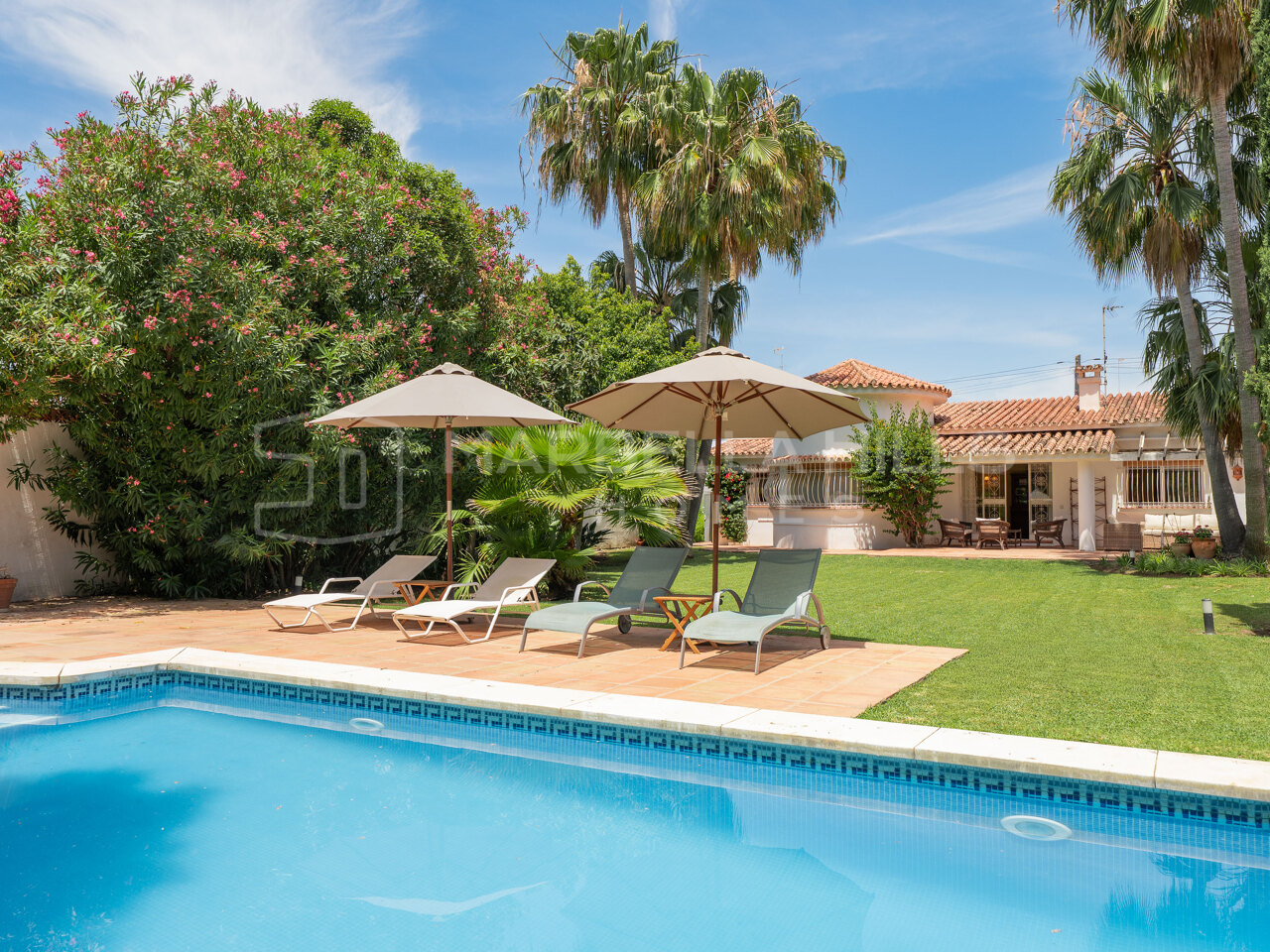 Strandnahe Villa mit großem Renovierungspotenzial in San Pedro Playa