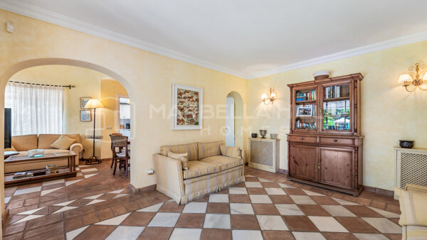 Strandnahe Villa mit großem Renovierungspotenzial in San Pedro Playa
