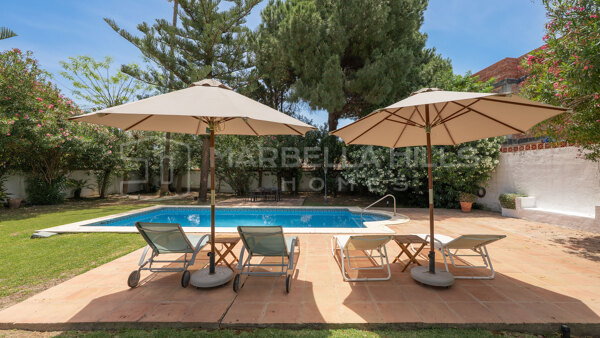 Strandnahe Villa mit großem Renovierungspotenzial in San Pedro Playa
