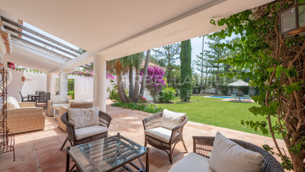 Strandnahe Villa mit großem Renovierungspotenzial in San Pedro Playa