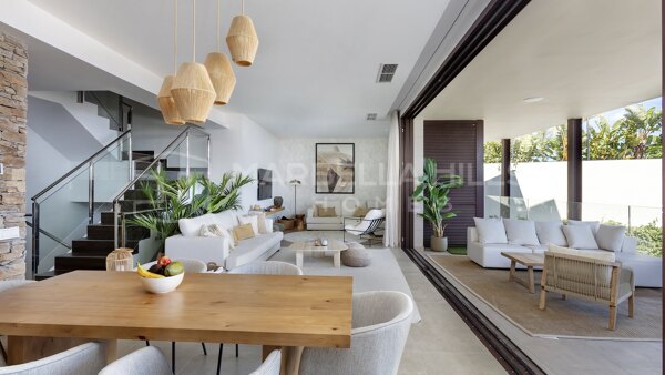 Luxuriöse moderne Villa zum Verkauf in Be Lagom, Benahavís, mit Panoramablick auf das Meer