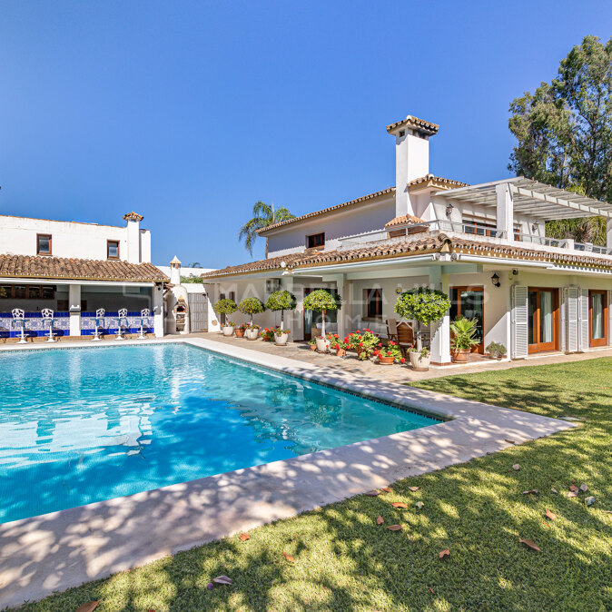 Charmante villa en bord de mer à vendre à Costalita, Estepona | Jardin privé et piscine de style resort