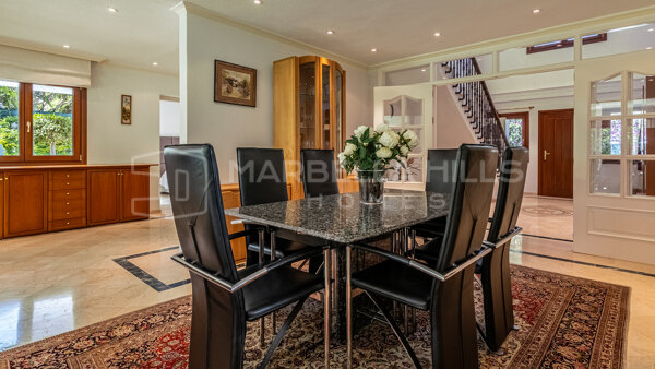 Charmante villa en bord de mer à vendre à Costalita, Estepona | Jardin privé et piscine de style resort