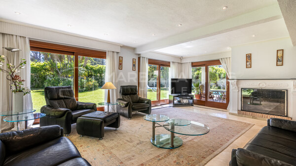Charmante villa en bord de mer à vendre à Costalita, Estepona | Jardin privé et piscine de style resort