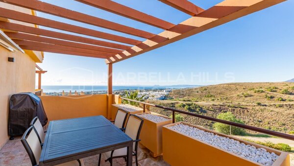 Gemütliches Penthouse mit 2 Schlafzimmern zum Verkauf in Hacienda del Señorio de Cifuentes, Benahavís mit Panoramablick auf das Meer