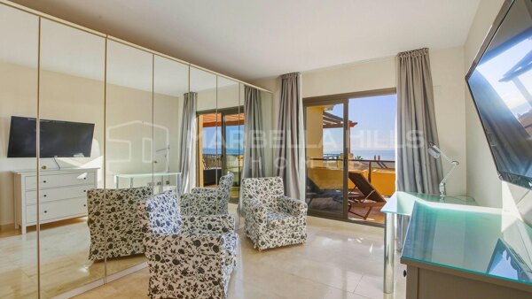 Gemütliches Penthouse mit 2 Schlafzimmern zum Verkauf in Hacienda del Señorio de Cifuentes, Benahavís mit Panoramablick auf das Meer