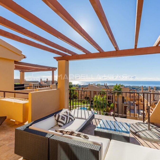 Cozy 2 Bedroom Penthouse for Sale in Hacienda del Señorio de Cifuentes, Benahavís with Panoramic Sea Views