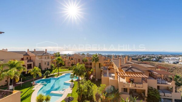 Gemütliches Penthouse mit 2 Schlafzimmern zum Verkauf in Hacienda del Señorio de Cifuentes, Benahavís mit Panoramablick auf das Meer