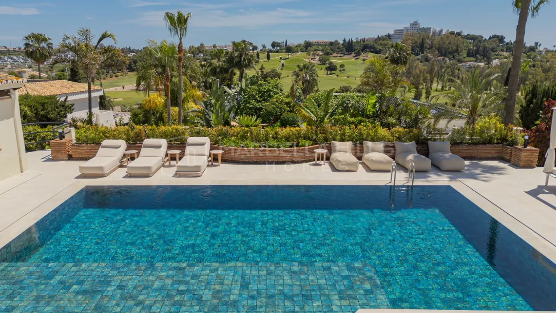 Villa de Luxe Rénovée à Vendre à Altos del Paraíso, Benahavís avec Vue sur le Golf