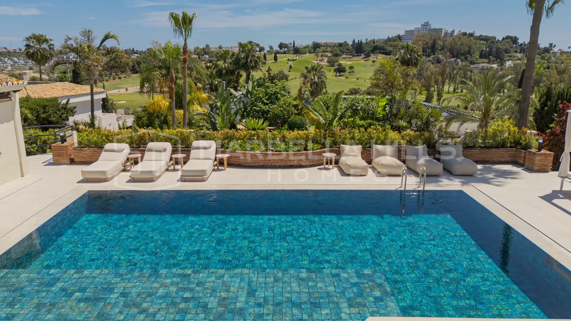 Villa de Luxe Rénovée à Vendre à Altos del Paraíso, Benahavís avec Vue sur le Golf