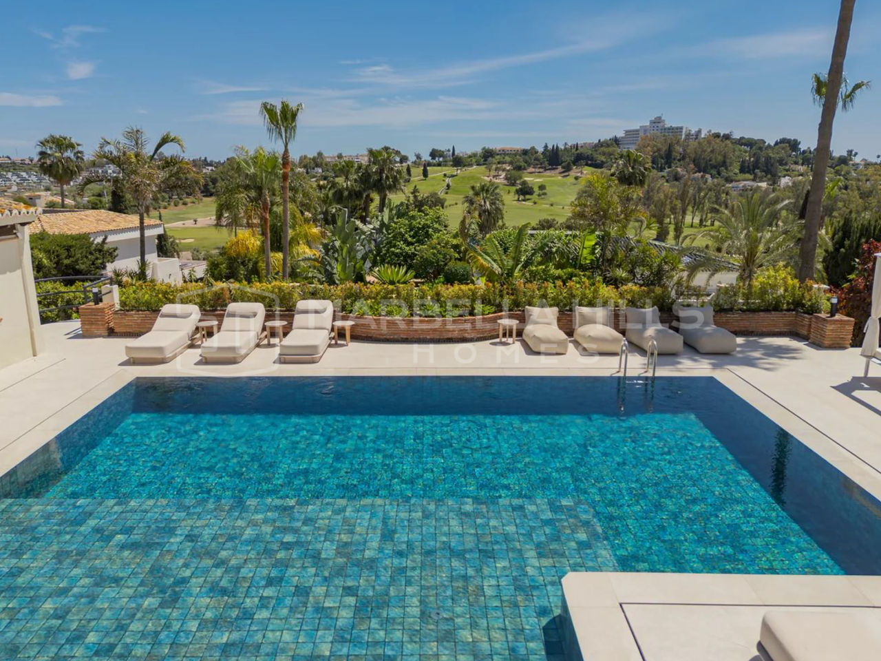 Villa de Luxe Rénovée à Vendre à Altos del Paraíso, Benahavís avec Vue sur le Golf