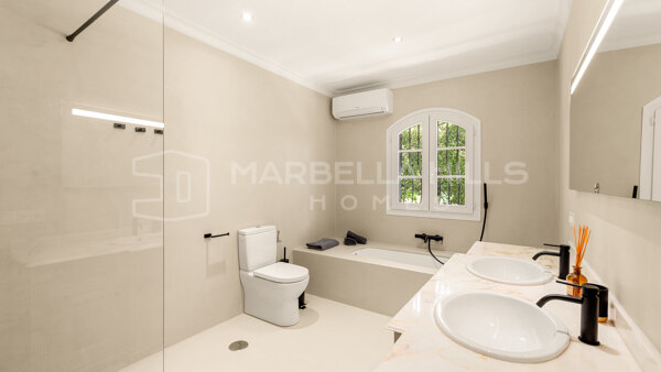 Renovated Luxury Villa for Sale in Altos del Paraíso, Benahavís with Golf Views