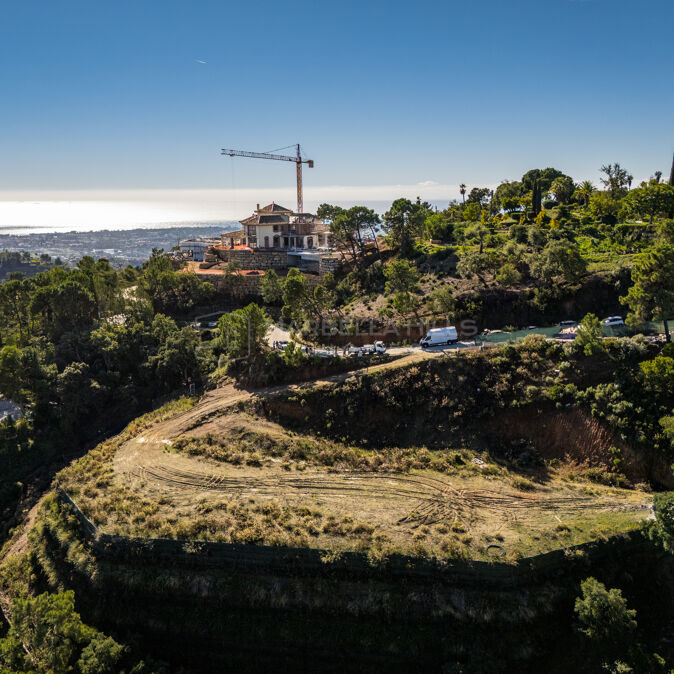 Parcela de Lujo con Proyecto Aprobado en Venta en La Zagaleta, Benahavís con Vistas Panorámicas al Mar